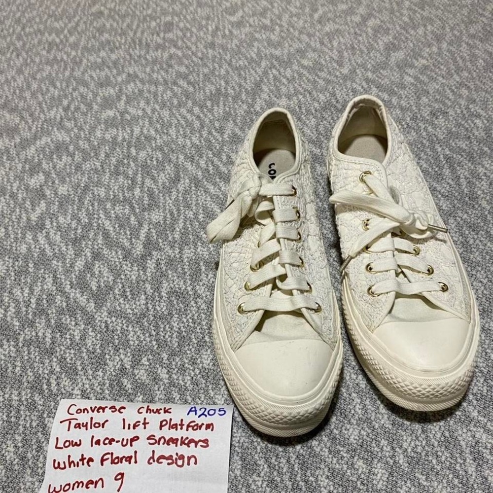 Converse Chuck Taylor Lift Platform Low Lace-Up Sneakers white women 9. SKU-A205